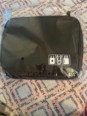 Travel Digital bag for all your cords/earbuds/mouse while traveling Black- New